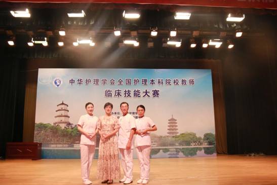 医大选手、指导老师合影